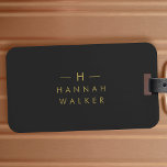 Etiqueta Para Maletas Monograma dorado negro | Elegante Minimalista mode<br><div class="desc">Un diseño simple y elegante de monograma personalizado en una tipografía minimalista moderna de oro sobre fondo negro. Las iniciales y el nombre del monograma se pueden personalizar fácilmente junto con la línea de funciones para hacer un diseño tan único como usted. El regalo o accesorio perfecto para cualquier ocasión....</div>