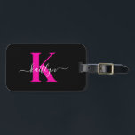 Etiqueta Para Maletas Monograma elegante de escritura rosada caliente ne<br><div class="desc">Esta sencilla y elegante etiqueta para el equipaje negro con tu nombre en una fuente de escritura a la moda en blanco tecleada sobre tu primera inicial en un moderno tipo de letra de tapa en rosa caliente por un lado y una diapositiva en la tarjeta para tu nombre, dirección...</div>