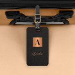Etiqueta Para Maletas Monograma elegante de oro negro y guión de nombre<br><div class="desc">Lujoso y elegante diseño moderno de monograma y escritura firma nombre etiqueta de equipaje personalizado con un falso cuadrado metálico de cobre dorado con nombre inicial sobre un fondo de cuero negro como (TEXTURA IMPRESA).              Puede ser un cumpleaños,  boda,  Navidades o cualquier otro regalo de ocasión o aniversario.</div>