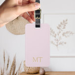 Etiqueta Para Maletas Monograma inicial Minimalista de oro rosado modern<br><div class="desc">Crea tu propia etiqueta personalizada de portaequipajes en monograma con iniciales personalizados y nombre en tipografía de color dorado sobre fondo rosado.</div>
