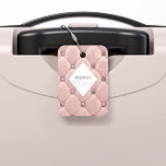Etiqueta Para Maletas Monograma lujoso Rosa dorado<br><div class="desc">Nuestra colección de "lujosos remolinos" cuenta con hermosos fondos de oro rosa y oro tufado con diamantes de imitación. En el centro hay un marcador de posición de forma de diamante para monograma e información de negocios en diferentes colores. Consulta nuestra tienda para ver más artículos complementarios de esta colección....</div>