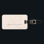 Etiqueta Para Maletas Monograma Minimalista elegante y agudo<br><div class="desc">En esta etiqueta de equipaje rosa pálido de moda se incluye un elegante logotipo en monograma con un toque minimalista. Simplemente edite el texto de ejemplo con sus detalles. Puede agregar o quitar líneas de texto según sea necesario para satisfacer sus necesidades. Si edita el monograma y encuentra que es...</div>