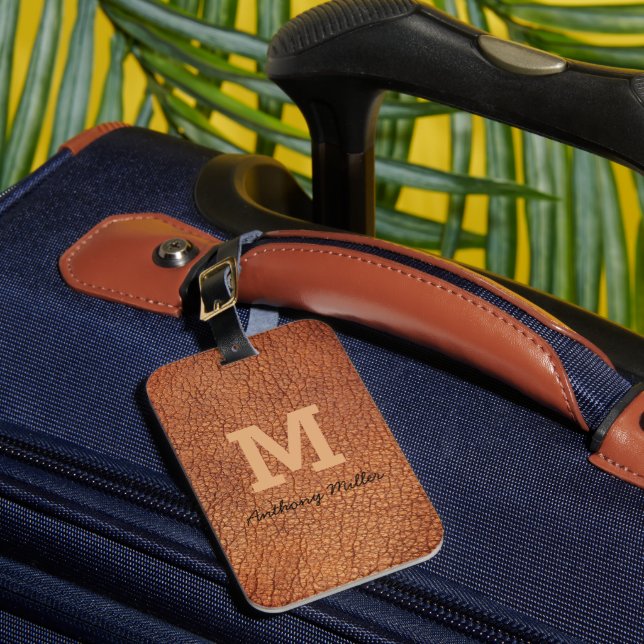 Etiqueta Para Maletas Monograma Moda de cuero marrón Script moderno (Anverso In situ 1)