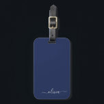Etiqueta Para Maletas Monograma moderno azul y blanco de la Marina<br><div class="desc">Presentamos nuestra colección de Monogramas Moderno Azul y Blanco de la Marina: Eleva tu decoración de casa con nuestra sofisticada colección con un diseño contemporáneo de color azul marino y blanco. Cada una de las piezas está meticulosamente diseñada para exudar elegancia y estilo, perfecto para añadir un toque de modernidad...</div>