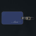 Etiqueta Para Maletas Monograma moderno azul y blanco de la Marina<br><div class="desc">Presentamos nuestra colección de Monogramas Moderno Azul y Blanco de la Marina: Eleva tu decoración de casa con nuestra sofisticada colección con un diseño contemporáneo de color azul marino y blanco. Cada una de las piezas está meticulosamente diseñada para exudar elegancia y estilo, perfecto para añadir un toque de modernidad...</div>