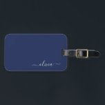 Etiqueta Para Maletas Monograma moderno azul y blanco de la Marina<br><div class="desc">Presentamos nuestra colección de Monogramas Moderno Azul y Blanco de la Marina: Eleva tu decoración de casa con nuestra sofisticada colección con un diseño contemporáneo de color azul marino y blanco. Cada una de las piezas está meticulosamente diseñada para exudar elegancia y estilo, perfecto para añadir un toque de modernidad...</div>
