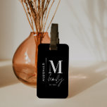 Etiqueta Para Maletas Monograma moderno negro personalizado familia eleg<br><div class="desc">Monograma familia moderna monocromo blanco y negro elegante con la etiqueta de equipajes de regalo de la familia. Ideal para reuniones familiares,  vacaciones,  fiestas de cumpleaños y Navidades.</div>