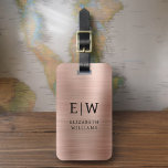 Etiqueta Para Maletas Monograma Rosa Oro Rosado Cepillado Metálico Elega<br><div class="desc">Presentamos nuestra etiqueta Monogram Brushed Metallic Elegant Lumalets: eleve tu experiencia de viaje con este sofisticado accesorio. Esta etiqueta de equipaje, elaborada a partir de material metálico cepillado, desprende elegancia y estilo. El diseño del monograma le aporta un toque personalizado, facilitando la identificación de su equipaje y añadiendo un toque...</div>