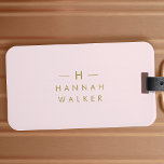 Etiqueta Para Maletas Monograma Rubor Pink | Elegante Minimalista de oro<br><div class="desc">Un diseño de monograma personalizado sencillo y elegante en una tipografía minimalista moderna de oro sobre un elegante fondo rosa pastel. Las iniciales y el nombre del monograma se pueden personalizar fácilmente junto con la línea de funciones para hacer un diseño tan único como usted. El regalo o accesorio perfecto...</div>