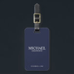 Etiqueta Para Maletas Monograma y nombre de Groomsman personalizado de l<br><div class="desc">Regalos Groomsman Personalizados Modernos con el nombre,  título y fecha boda personalizados del groomsman en estilo serif blanco clásico sobre fondo azul marino. También perfecto para el Mejor Hombre,  Padre de la Novia y más.</div>