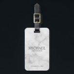 Etiqueta Para Maletas Monograma y nombre de Groomsman personalizado en m<br><div class="desc">Regalos Groomsman Personalizados Modernos con el nombre,  título y fecha boda personalizados del groomsman en estilo serif gris clásico sobre fondo de mármol blanco. También perfecto para el Mejor Hombre,  Padre de la Novia y más.</div>