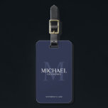 Etiqueta Para Maletas Monograma y nombre de Groomsmen personalizados por<br><div class="desc">Añada un toque personal a su boda con la etiqueta de equipaje personalizada para los padrinos. Esta etiqueta de equipaje presenta el nombre del groomsman personalizado con el título y la fecha boda en blanco y monograma en azul marino claro como fondo, en estilo serif clásico, sobre fondo azul marino....</div>