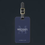 Etiqueta Para Maletas Monograma y nombre de Groomsmen personalizados por<br><div class="desc">Añada un toque personal a su boda con la etiqueta de equipaje personalizada para los padrinos. Esta etiqueta de equipaje presenta el nombre del groomsman personalizado con el título y la fecha boda en blanco y monograma en azul marino claro como fondo, en estilo serif clásico, sobre fondo azul marino....</div>