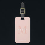 Etiqueta Para Maletas Monograma y nombre de la dama de honor personaliza<br><div class="desc">Añada un toque personal a su boda con el monograma y el regalo de nombre de la dama de honor. Este diseño presenta el nombre personalizado de la dama de honor con el título y la fecha boda en blanco y monograma en color rosa rubor como fondo, en estilo clásico...</div>
