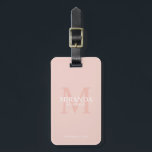 Etiqueta Para Maletas Monograma y nombre de la dama de honor personaliza<br><div class="desc">Añada un toque personal a su boda con el monograma y el regalo de nombre de la dama de honor. Este diseño presenta el nombre personalizado de la dama de honor con el título y la fecha boda en blanco y monograma en color rosa rubor como fondo, en estilo clásico...</div>