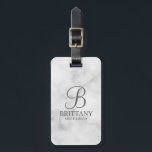 Etiqueta Para Maletas Monograma y nombre de la dama de honor personaliza<br><div class="desc">Elegante regalo de dama de honor en blanco y negro personalizado con monograma personalizado en estilo de letra de guión elegante en gris con el nombre de la dama de honor y el título en estilo clásico de tipo de letra serif sobre fondo de mármol blanco. También perfecto para padrinos,...</div>