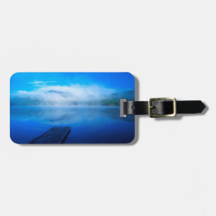 Etiqueta Para Maletas Muelle en un lago tranquilo y brumoso, California