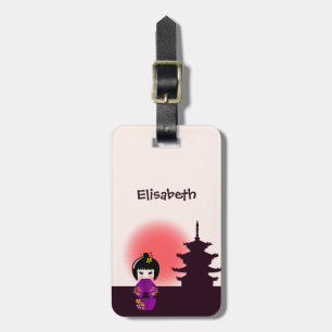 Etiqueta Para Maletas muñeca kokeshi japonesa en el templo durante la pu