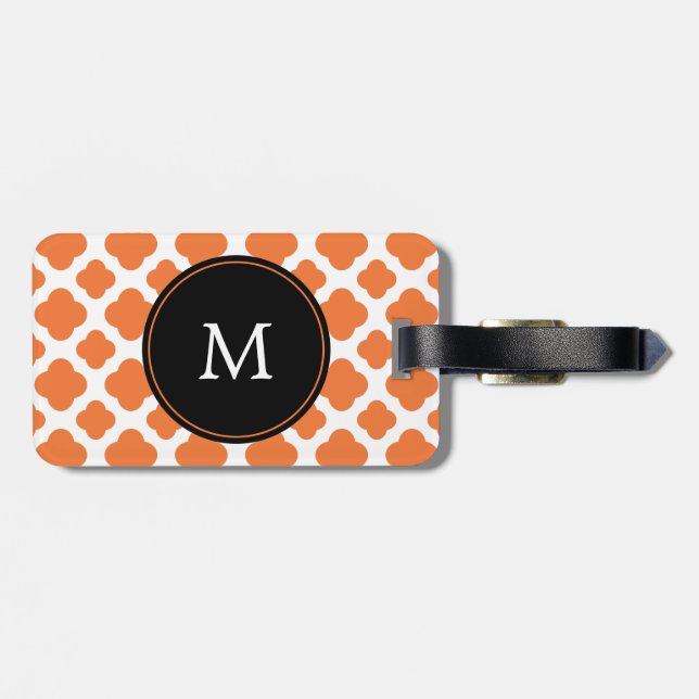 Etiqueta Para Maletas Naranja monogramado y patrón de cuatrefoil blanco (Atrás Horizontal)