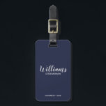 Etiqueta Para Maletas Navy Blue Modern Script Personalizado Groomsmen<br><div class="desc">Etiqueta de equipaje de Groomsmen personalizado con guión moderno con el nombre personalizado del groomsman en blanco estilo de letra con título y fecha boda en moderno estilo de letra sans serif con fondo azul marino. También perfecto para la empleada de honor, la niña flor, la madre de la novia,...</div>