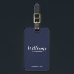 Etiqueta Para Maletas Navy Blue Modern Script Personalizado Groomsmen<br><div class="desc">Etiqueta de equipaje de Groomsmen personalizado con guión moderno con el nombre personalizado del groomsman en blanco estilo de letra con título y fecha boda en moderno estilo de letra sans serif con fondo azul marino. También perfecto para la empleada de honor, la niña flor, la madre de la novia,...</div>