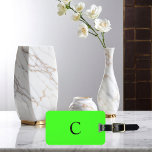 Etiqueta Para Maletas Neon Green Monograma Primer regalo Favor de nombre<br><div class="desc">Monogramado inicial y también detalles personales como nombre,  dirección,  número de teléfono y correo electrónico,  todo lo cual puedes editar. Diseñado con un bonito fondo de color verde neón sólido,  se puede cambiar el color si se desea. Idea de regalo de viaje para Guay.</div>