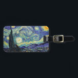 Etiqueta Para Maletas Noche estrellada de van Gogh<br><div class="desc">Van Gogh estaba obsesionado por el simbolismo de objetos luminosos y de color. La lámpara era un símbolo de calma y seguridad. La estrella simbolizaba la fe, y la luz de los gases, las realidades humanas. El azul ultramarino profundo era infinito, mientras el rojo y el verde expresaban "esas cosas...</div>