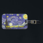 Etiqueta Para Maletas Noche estrellada de Vincent van Gogh<br><div class="desc">Noche estrellada de Vincent van Gogh es una pintura de paisaje paisajístico vintage de arte fino post impresionista que presenta una vista de Saint Remy, Francia del asilo de van Gogh. El cielo nocturno está agitado con nubes con una luna creciente brillante y estrellas brillantes sobre el pintoresco pueblo. La...</div>