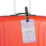 Etiqueta Para Maletas Nombre de los destellos de lavanda plateada<br><div class="desc">Un fondo falso plateado. Decorada con chispas de imitación violeta de color lavanda. Personalice y agregue un nombre al frente. El nombre de pila está escrito con un guión moderno de estilo con letras a mano con chispas. Para que los cambios sólo eliminen el nombre del ejemplo, deje los espacios...</div>