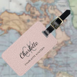 Etiqueta Para Maletas Nombre de monograma de cuero rosado de color dorad<br><div class="desc">dorado Rosa,  impresión de imitación de cuero color rosado como fondo. Personalice y añada su nombre,  letras monográficas y nombre completo en la parte delantera. Su información de contacto en la parte posterior. Texto negro y gris.</div>