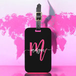 Etiqueta Para Maletas Nombre de monograma del viajero del mundo negro ro<br><div class="desc">Viaja con estilo con nuestro Hot Pink World Monograma Etiqueta de equipaje! Con un diseño rosa intenso y un fondo de mapa del mundo, esta etiqueta se personaliza con tu nombre y monograma en una fuente de moda. Perfecto para identificar su equipaje de forma rápida y sencilla, combina la moda...</div>