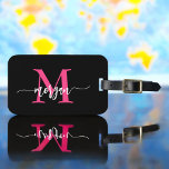 Etiqueta Para Maletas Nombre de monograma del viajero del mundo negro ro<br><div class="desc">Viaje con estilo con nuestra etiqueta de equipaje del Mapa de Viajeros del Mundo Caliente Monograma Nombre del equipaje! Con un diseño rosa intenso y un fondo de mapa del mundo, esta etiqueta se personaliza con tu nombre y monograma en una fuente de moda. Perfecto para identificar su equipaje de...</div>
