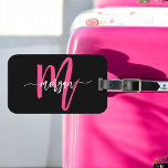 Etiqueta Para Maletas Nombre de monograma del viajero del mundo negro ro<br><div class="desc">Viaja con estilo con nuestro Hot Pink World Monograma Etiqueta de equipaje! Con un diseño rosa intenso y un fondo de mapa del mundo, esta etiqueta se personaliza con tu nombre y monograma en una fuente de moda. Perfecto para identificar su equipaje de forma rápida y sencilla, combina la moda...</div>