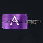 Etiqueta Para Maletas Nombre de monograma Metalizado cepillado púrpura e<br><div class="desc">Nombre de monograma de Relieve metalizado Metalizado cepillado morado y etiqueta de equipaje inicial. Esta etiqueta de bolso es perfecta para volver a la escuela,  trabajar o viajar.</div>