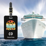 Etiqueta Para Maletas Nombre de monograma retro de equipo de crucero<br><div class="desc">Un fondo negro. Decorado con una imagen retro con puesta de sol,  palmeras y el texto: Cruise Squad. Personalice y agregue sus iniciales de monograma y nombre completo en la parte delantera. Atrás: añade tu información de contacto.</div>