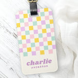 Etiqueta Para Maletas Nombre de tablero de ajedrez azul púrpura amarillo<br><div class="desc">Equipaje con un patrón de tablero de ajedrez rosa claro,  amarillo,  morado y azul acuático y tu nombre en un estilo retro,  color púrpura con una línea de texto personalizado debajo. Todos los colores son personalizable. Añadir la información de contacto en la parte posterior</div>