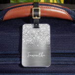 Etiqueta Para Maletas Nombre del guión del reloj de plata Purpurinoso<br><div class="desc">Personalizar el guión moderno de caligrafía de estilo manuscrito para crear tu propia etiqueta de equipaje. Añadir un primer monograma para crear una combinación inicial de nombre. Hay muchos estilos de fuente agradables para la información de contacto. Girly imita a un purpurina de plata y arte digital de Relieve metalizado...</div>