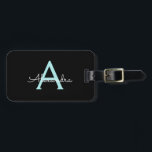 Etiqueta Para Maletas Nombre del Monograma de la Girona del Guión Azul V<br><div class="desc">Monograma Verde azulado negro y azul Aqua Añade tu propio nombre Script Etiqueta de bolsa para el equipaje La etiqueta de la bolsa hace el dulce perfecto de 16 años,  boda,  ducha de novia,  ducha de bebé o regalo de soltera para alguien decorando su habitación con estilo.</div>