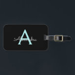 Etiqueta Para Maletas Nombre del Monograma de la Girona del Guión Azul V<br><div class="desc">Monograma Verde azulado negro y azul Aqua Añade tu propio nombre Script Etiqueta de bolsa para el equipaje La etiqueta de la bolsa hace el dulce perfecto de 16 años,  boda,  ducha de novia,  ducha de bebé o regalo de soltera para alguien decorando su habitación con estilo.</div>