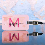 Etiqueta Para Maletas Nombre del monograma del mapa de viajero del mundo<br><div class="desc">Viaje con estilo con nuestra etiqueta de equipaje del Mapa de Viajeros del Mundo Caliente Monograma Nombre del equipaje! Con un diseño rosa intenso y un fondo de mapa del mundo, esta etiqueta se personaliza con tu nombre y monograma en una fuente de moda. Perfecto para identificar su equipaje de...</div>