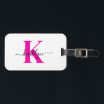 Etiqueta Para Maletas Nombre inicial negro rosado caliente monogramado<br><div class="desc">Esta sencilla y elegante etiqueta de equipaje blanco con tu nombre en un tipo de letra de guión moderno en negro tecleado sobre tu primera inicial en un moderno tipo de letra de tapa en rosa caliente por un lado y una diapositiva en la tarjeta para tu nombre, dirección y...</div>