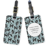 Etiqueta Para Maletas Nombre personalizado de los gatos de color negro y<br><div class="desc">Los gatos de esmoquin blanco y negro que se dedican a sus asuntos. Un patrón divertido en un fondo azul medio. Cambie el texto de la parte posterior con sus propios detalles.</div>