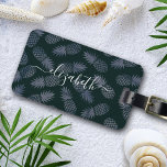 Etiqueta Para Maletas Nombre personalizado del guión del patrón de piña<br><div class="desc">Lleva consigo un poco de la hospitalidad de Hawaii y las piñas dondequiera que vayas, cuando uses esta moda, llamativo, elegante y moderno etiqueta de equipaje con tipografía de escritura manuscrita blanca y crujiente sobre un patrón gráfico de piña en dos tonos de azul polvoriento marino oscuro. Hace una declaración...</div>