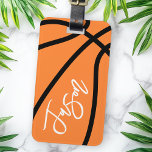 Etiqueta Para Maletas Nombre personalizado del naranja negro de balonces<br><div class="desc">Etiqueta para el equipaje con un patrón de baloncesto y tu nombre en blanco. Todos los colores son personalizable en la herramienta de diseño.</div>