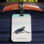 Etiqueta Para Maletas Nombre personalizado del viaje a la playa de la to<br><div class="desc">Este diseño presenta una tortuga bebé que lo hace camino al océano después de nacer. Personalice editando el texto en el cuadro de texto o eliminando texto sin nombre. #tortuga #sealife #océano #martillos #laatherback #playa #sealife</div>