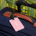Etiqueta Para Maletas Nombre personalizado rosa minimalista monograma só<br><div class="desc">Nombre personalizado minimalista monograma de texto moda elegante moderna etiqueta de equipaje. Personalizable de texto blanco,  color de fondo liso rosado.</div>