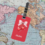Etiqueta Para Maletas Nombre rosa del arco de cerezo rojo<br><div class="desc">Cerezas rojas con arco rosado. Fondo rojo. Personaliza y agrega tu nombre. Texto blanco. Atrás: añada la información de contacto</div>
