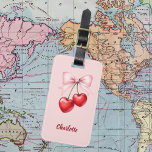 Etiqueta Para Maletas Nombre rosa del arco del cerezo<br><div class="desc">Cerezas rojas con arco rosado. Fondo rosa suave. Personaliza y agrega tu nombre. Atrás: añada la información de contacto</div>