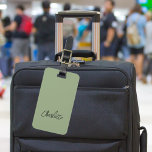 Etiqueta Para Maletas Nombre verde del sabio<br><div class="desc">Un fondo de color verde sabio a la moda. Personalice y agregue su nombre al frente. Su información de contacto en la parte posterior.</div>