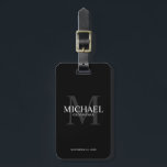 Etiqueta Para Maletas Nombre y monograma de los groomsmen personalizados<br><div class="desc">Añada un toque personal a su boda con la etiqueta de equipaje personalizada para los padrinos. Esta etiqueta de equipaje muestra el nombre del timonel personalizado con el título y la fecha boda en blanco y monograma en gris como fondo, en estilo clásico de letra serif, sobre fondo negro. También...</div>